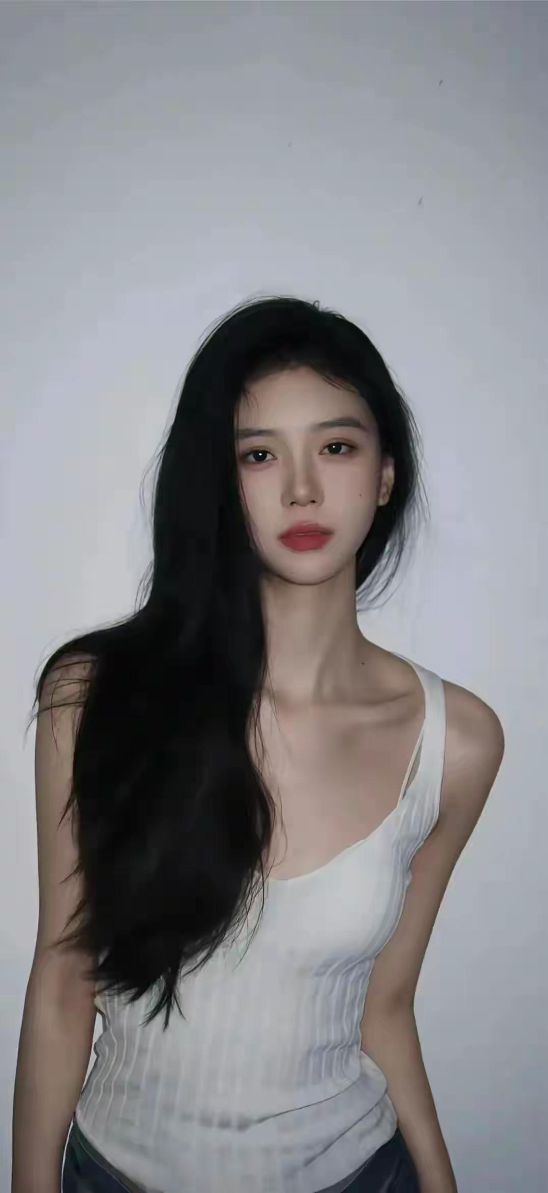 长发美女穿着白色背心，神情自然。穿着旗袍上街，你能接受吗 优雅穿裙小姐姐,如何优