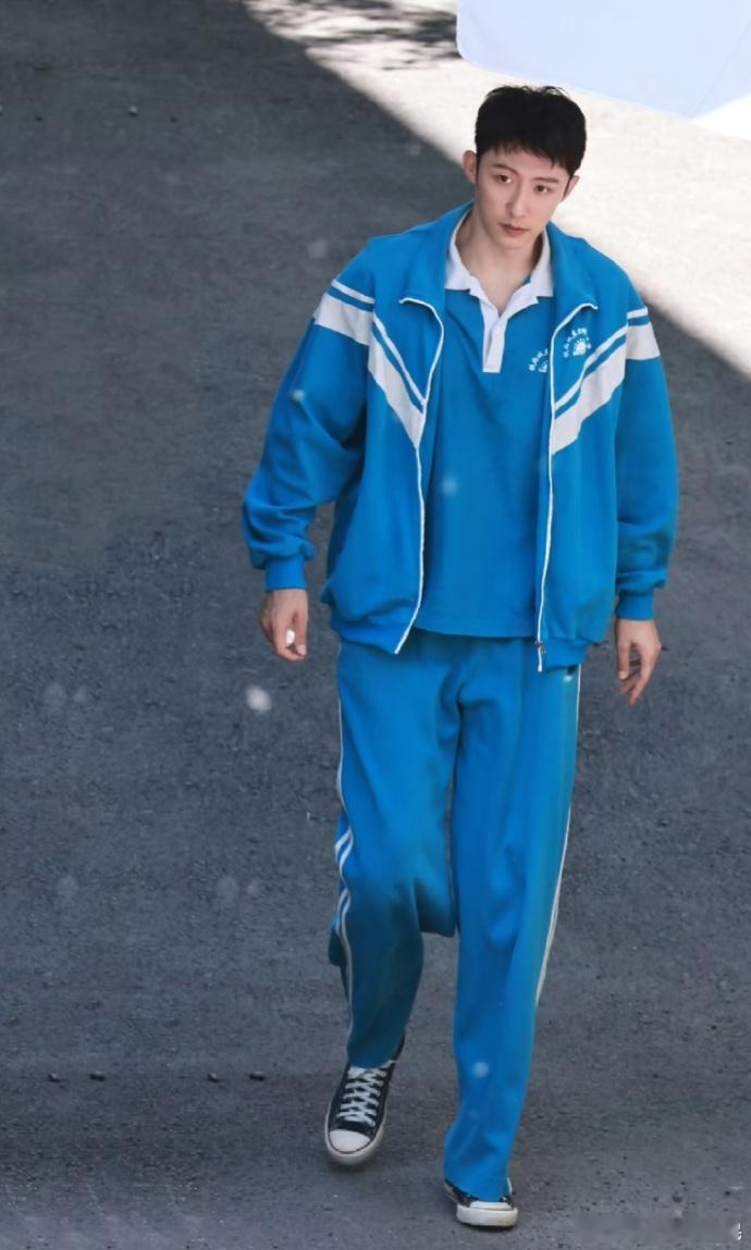 黄景瑜这次不穿警服穿校服 《岁月有情时》轻松欢乐的风格很适合过年观看，黄景瑜放下