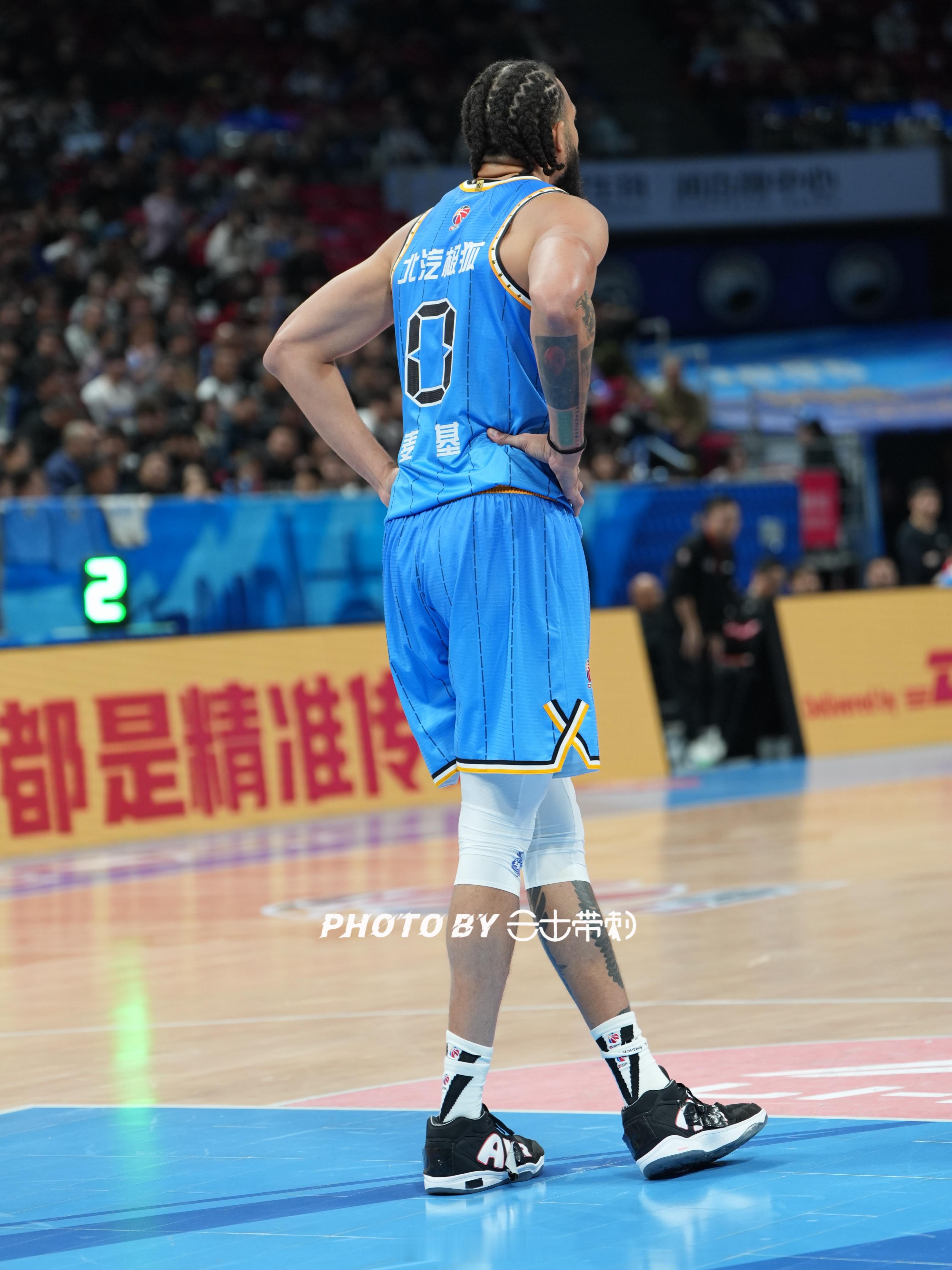 北京男篮vs天津男篮 半场，主打一个“优雅”！ 北京·华熙生物·润百颜中心