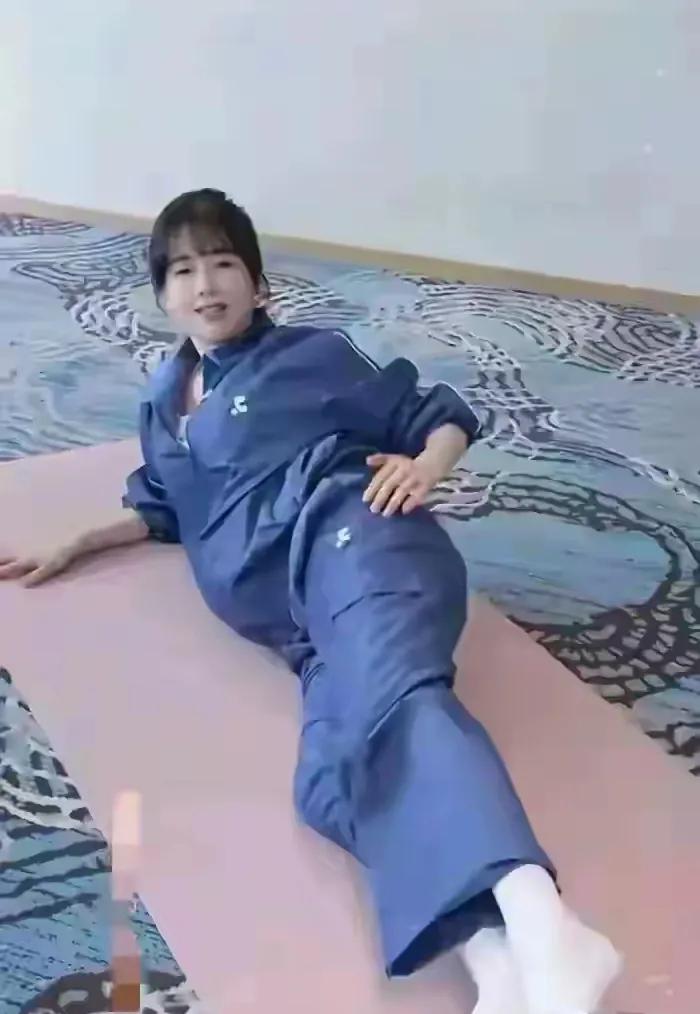 最近48岁的左小青直播做操的画面可吸引了不少目光。

从直播里看，她那姿势下，肚