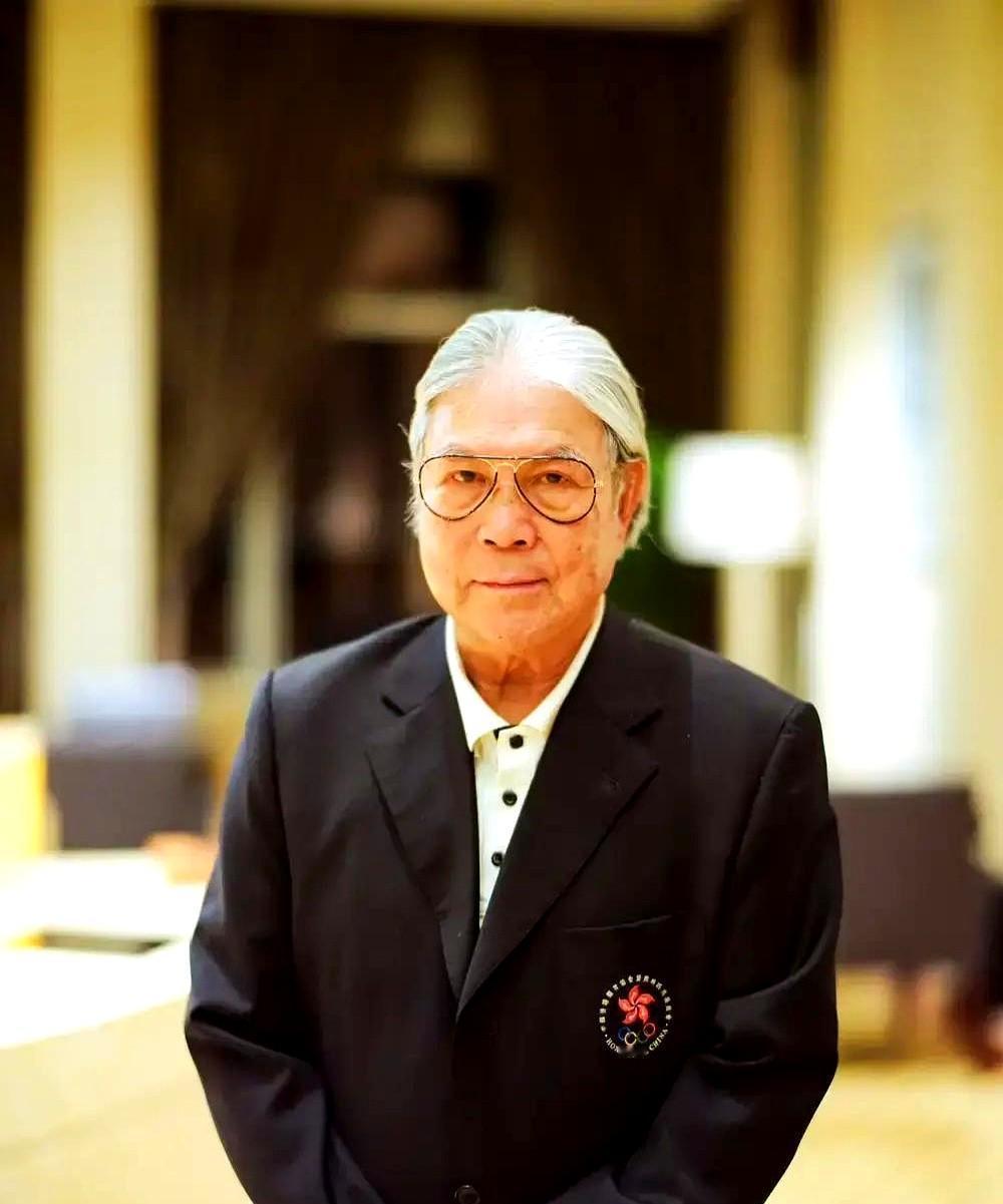 霍震霆这老爷子，现在真是画风突变。

以前西装扣子扣到顶，现在穿个T恤就去游泳馆