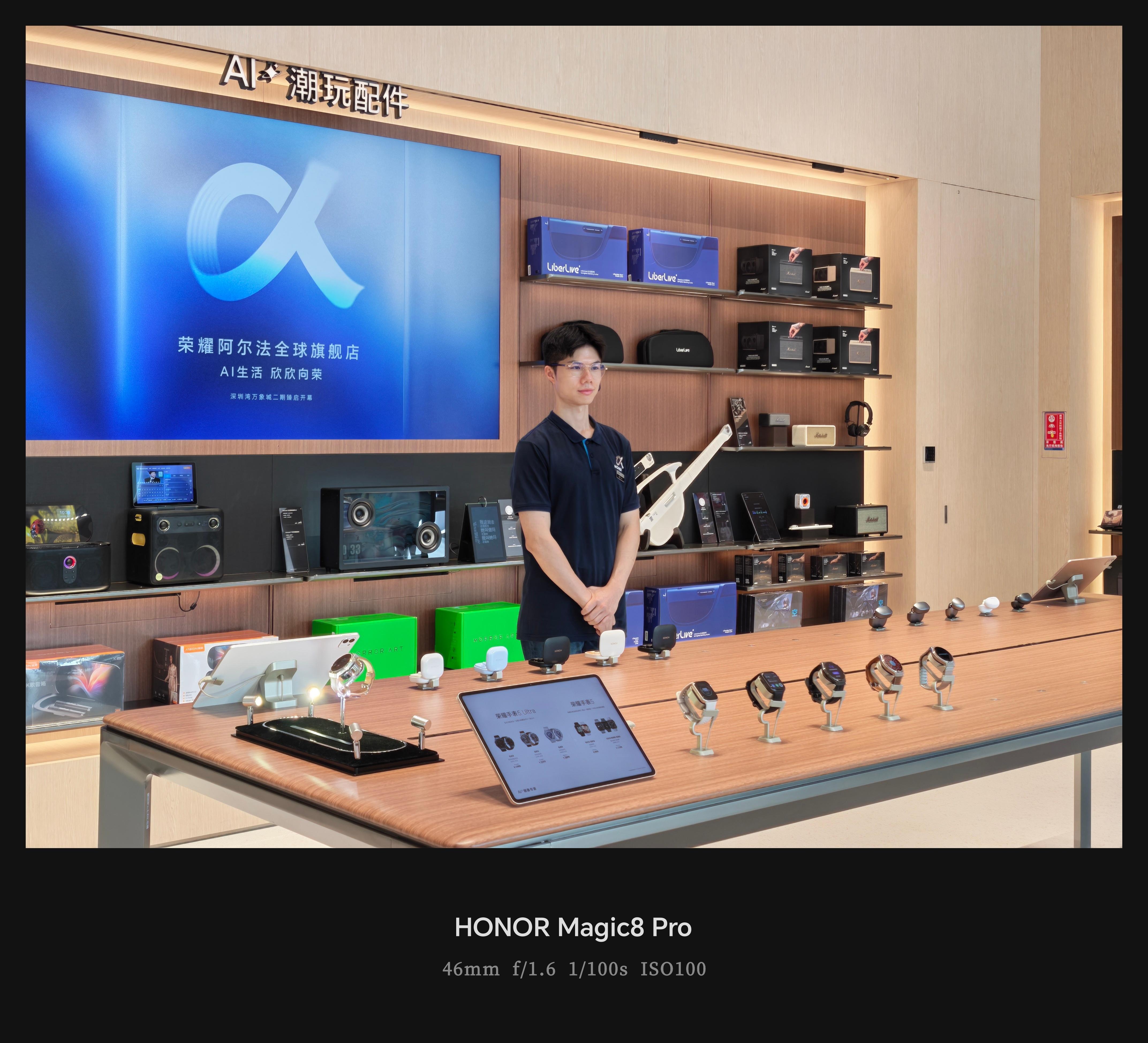 荣耀阿尔法全球旗舰店开业抽空来线下看看荣耀的新店开业，荣耀CEO 也来了，还合影