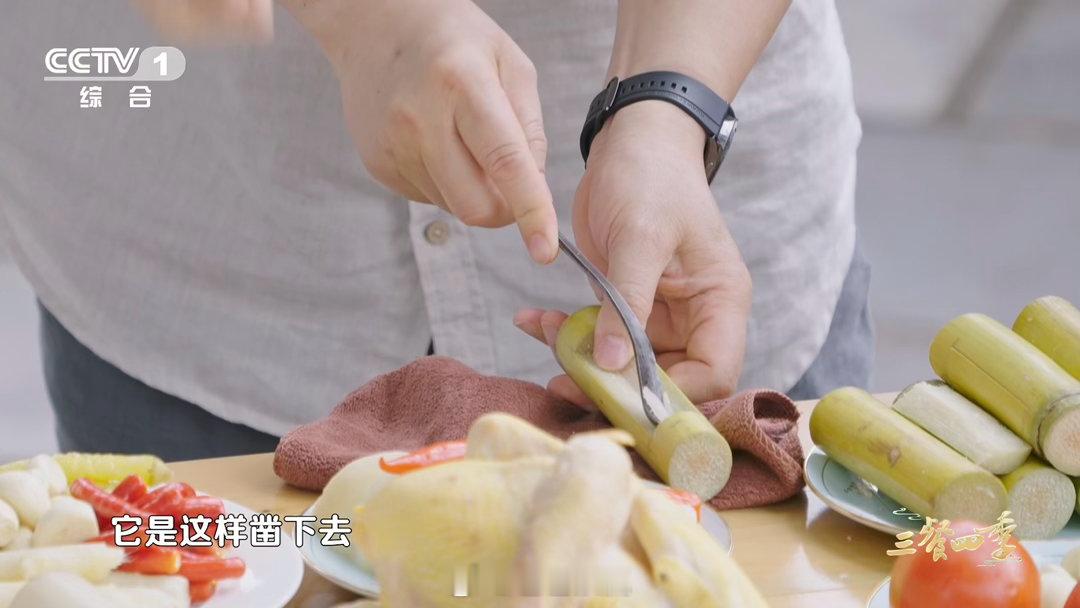 第一批用水果做菜的人吃商极高三餐四季 甘蔗蒸鸡这道菜，水果和肉类的边界被彻底打破