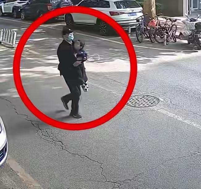 “虎毒不食子！”清华女博士，北京朝阳街头，光天化日之下，7个蒙面人，当街抢走女博