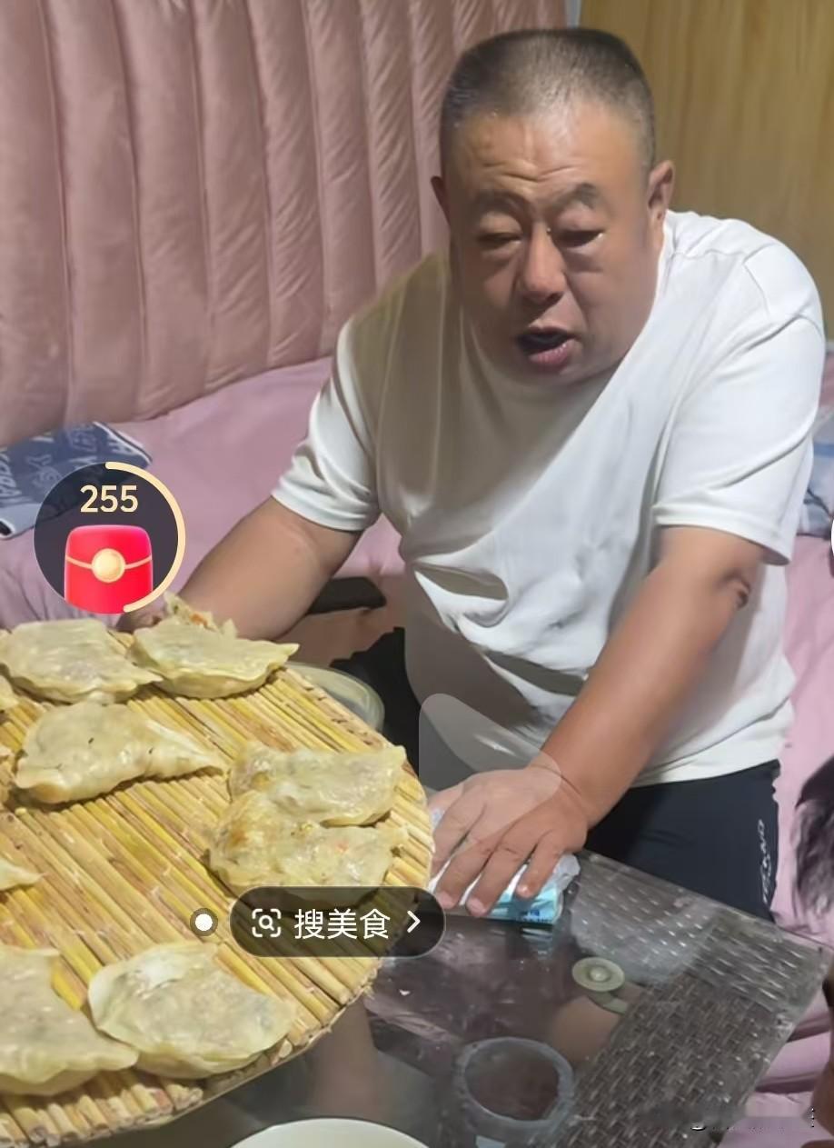 欣欣大嫂和儿子回婆家吃包子了
        欣欣爸爸看着好大孙，一脸疼爱，说如
