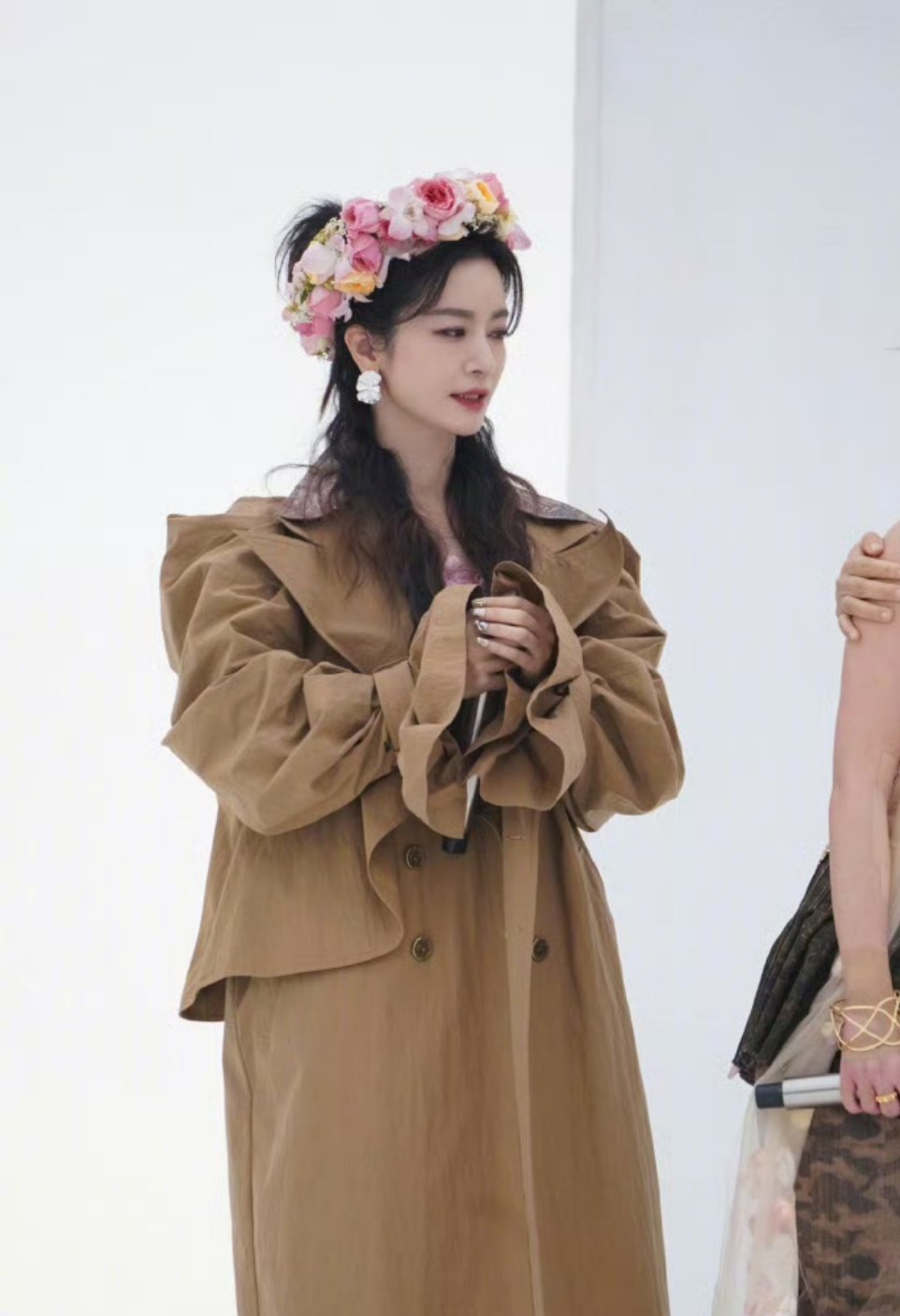 李晟祝谢娜生日快乐2025年5月6日，李晟微博为谢娜庆生称其“太阳女神”，谢乘风