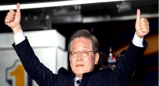 就在2025年9月26日，李在明干成了一件韩国历任总统做梦都不敢碰的事。
 
可