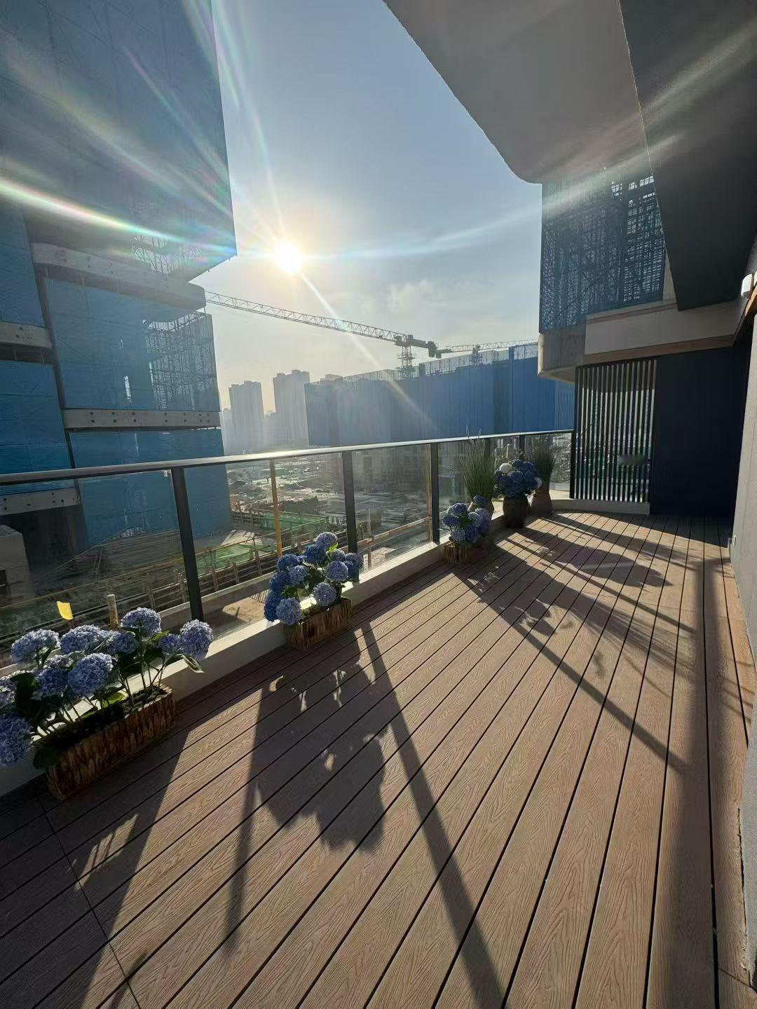 我是一名房地严销售，这份工作快九年了，确
实被一层华丽的外壳包裹着，西装革履，妆