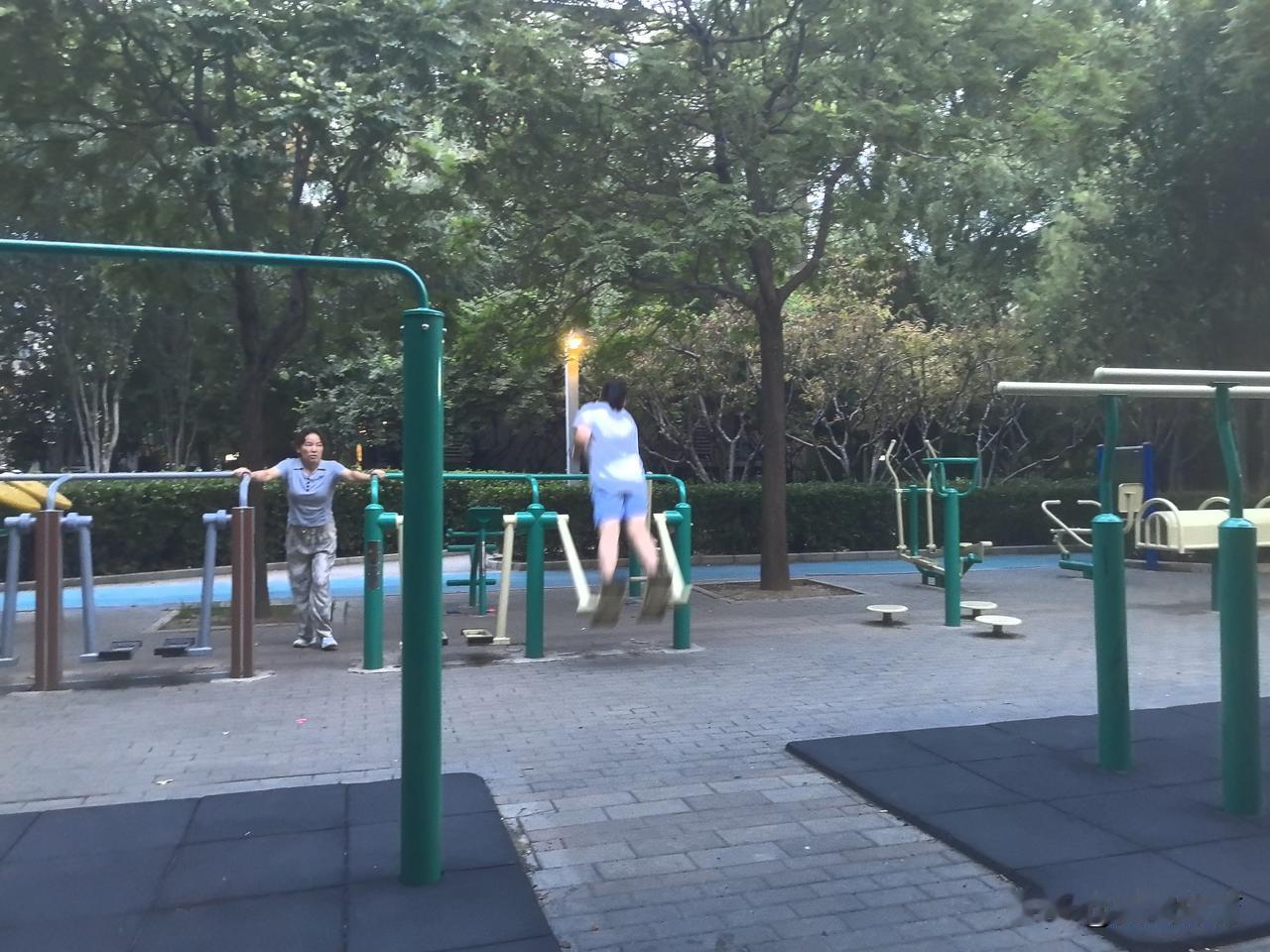 小区的运动器械深得中老年朋友喜爱。
