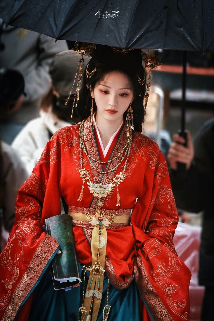 田曦薇嫁金钗红嫁衣造型田曦薇嫁金钗红婚服金钗路透田曦薇嫁金钗红嫁衣造型，田曦薇嫁