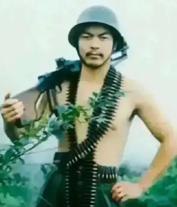 1979年，两名战士在打扫战场时，被越军狙击手枪杀，刘三毛大怒，他趴在水坑中，一