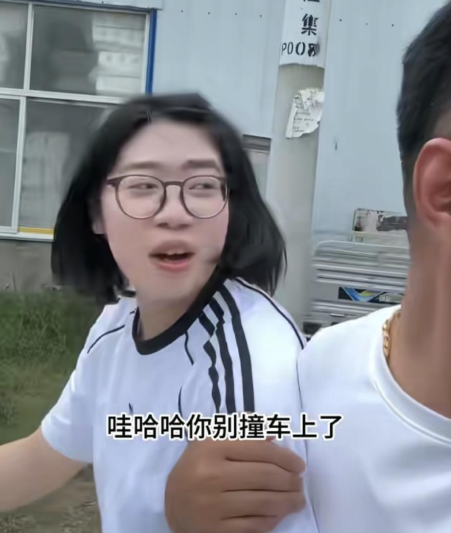 厉怀远带三水骑三蹦子
一家人轮番托举
自从三水到达安徽以后厉怀远基本放下了手头的