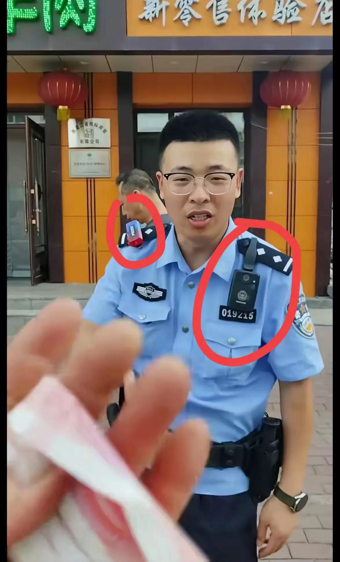 这警察左胸上别的是对讲机吧？那右肩膀上那个东西是什么设备啊？哪位给科普一下。[祈