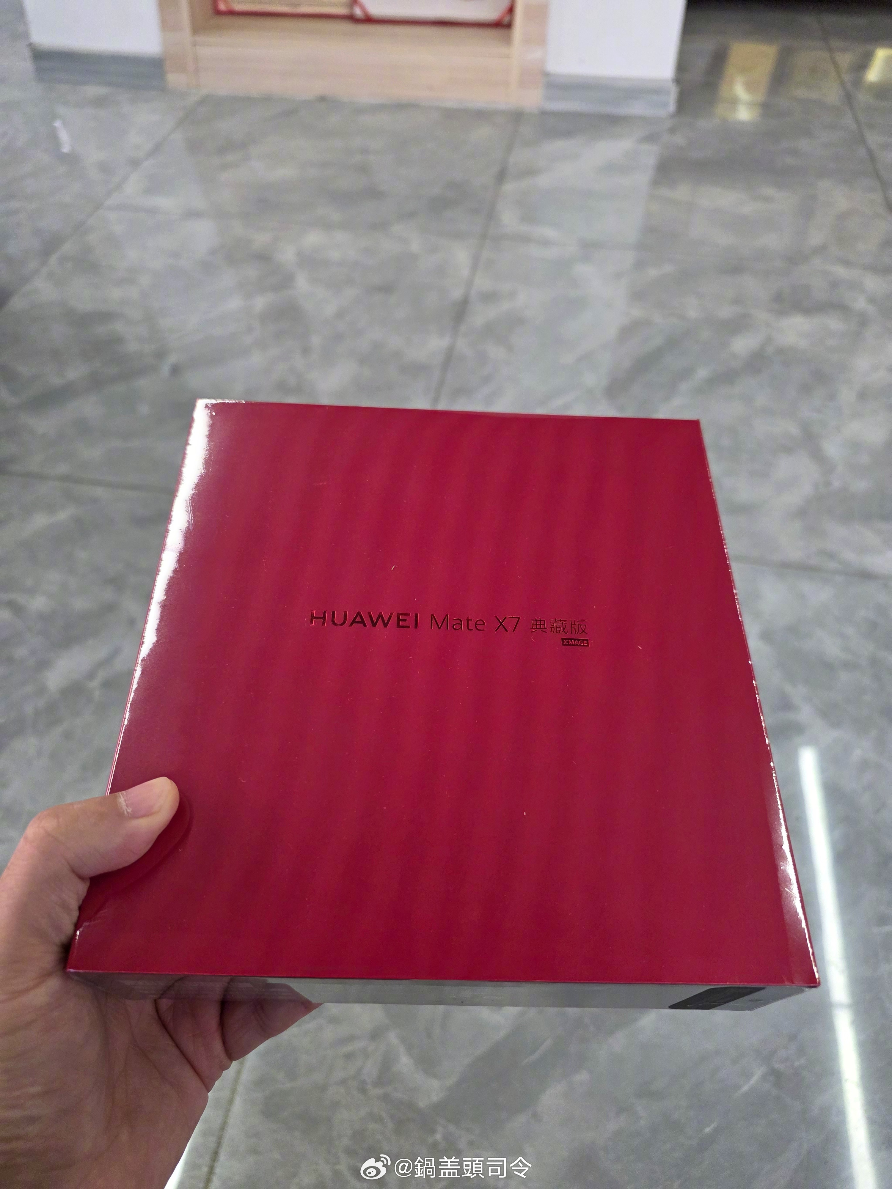 用习惯了折叠屏，很难回到直板机。现在两台手机里面，必须有一台是折叠的。搞了幻影紫