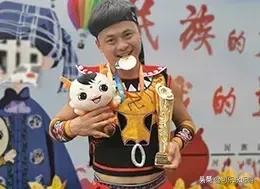 “月溅星河，长路漫漫。风烟残尽，独影阑珊。谁叫我身手不凡，谁让我爱恨两难，到后来