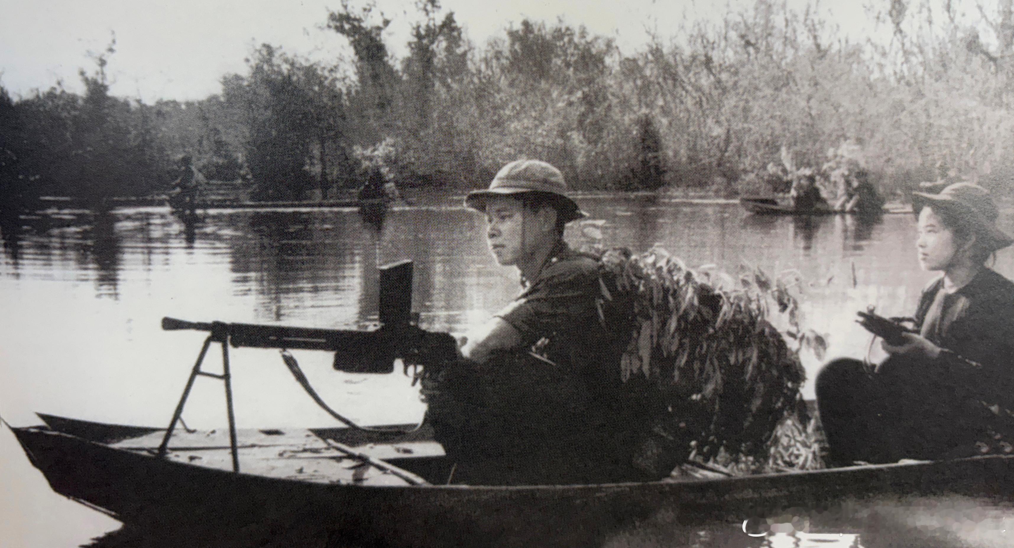 60年代中期南越游击队在西贡河上巡逻军事历史全触达