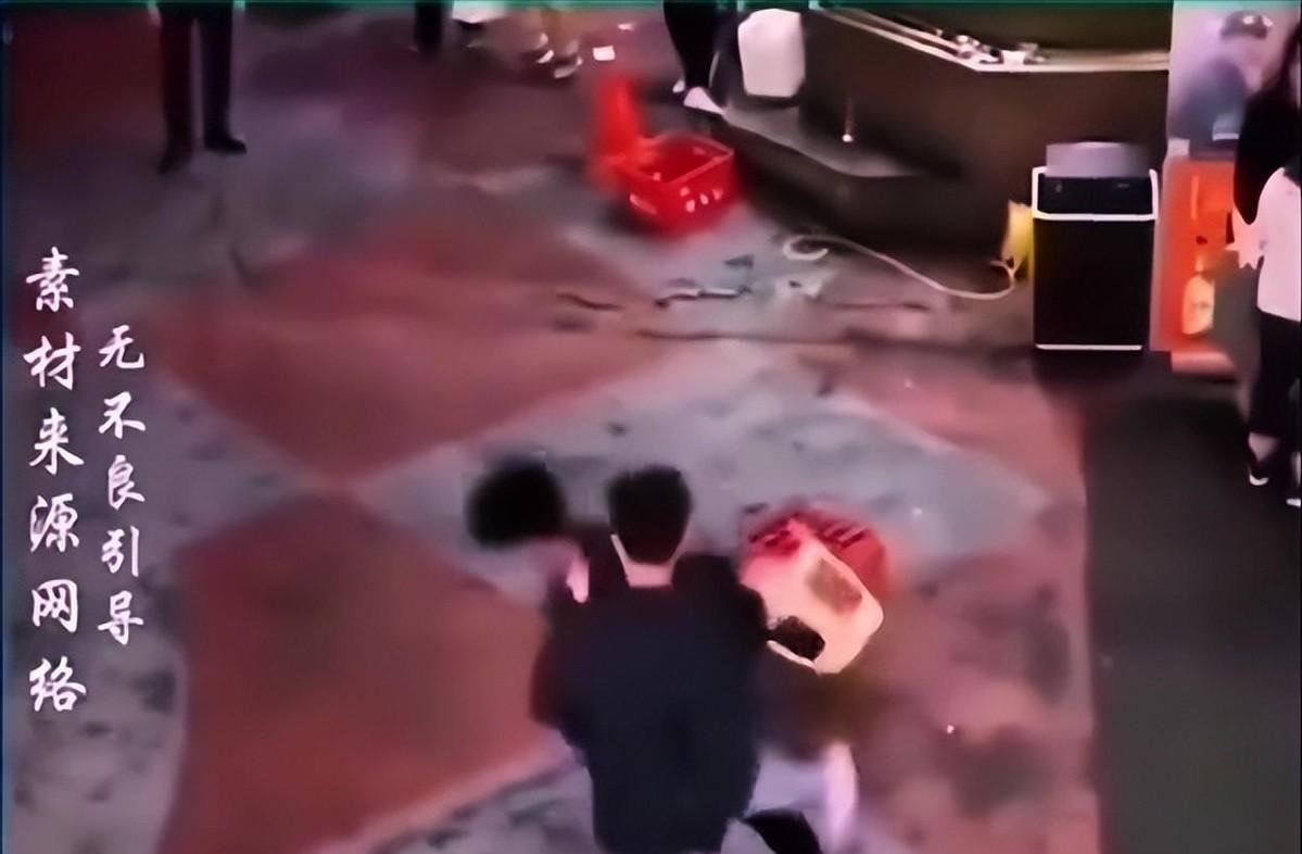 中国男子一挑二，在广岛街头暴揍2名日本人，逼他们下跪道歉。被捕后，男子承认自己暴