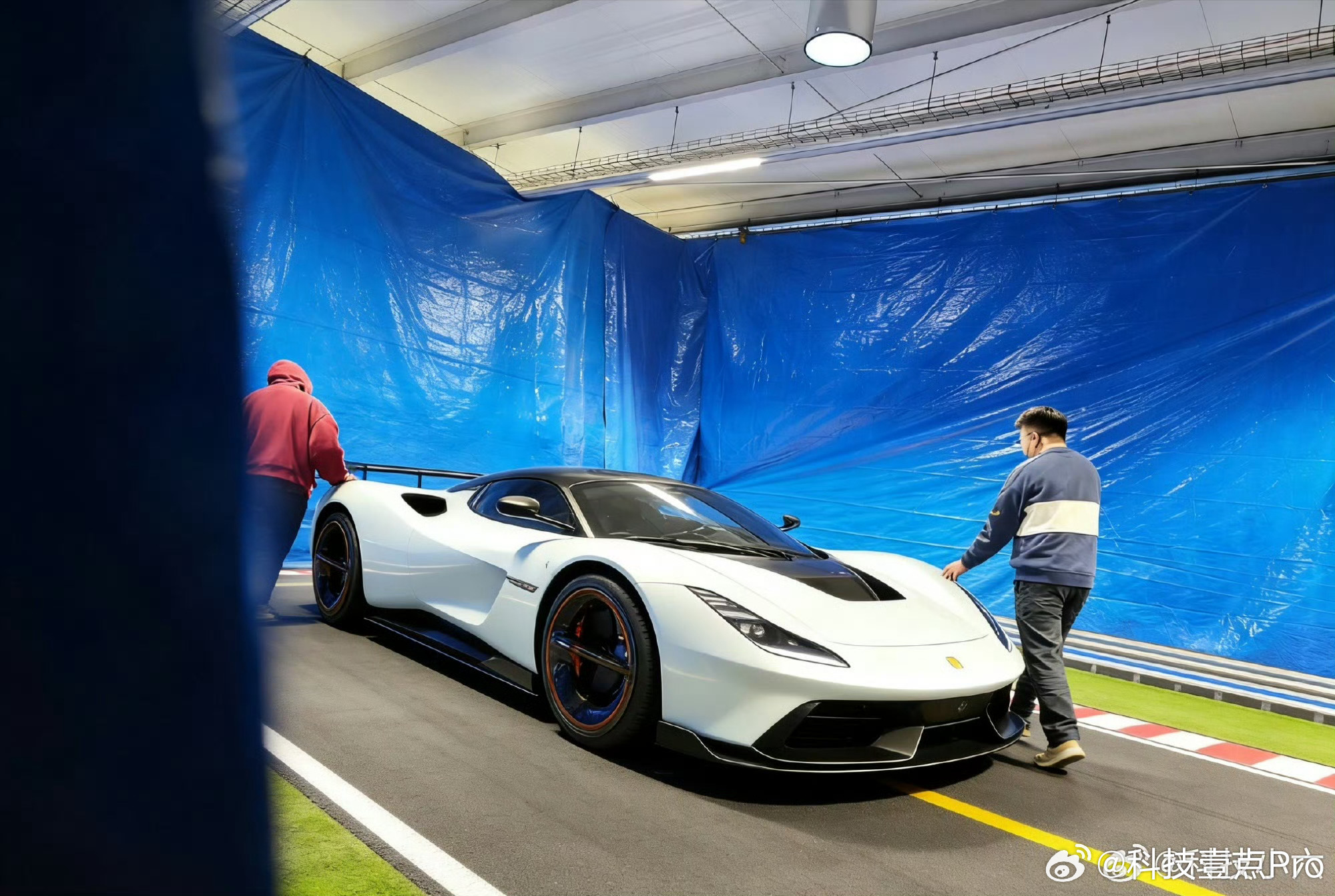 小米超跑这个图应该是根据曝光的局部图AI出来的，神秘车型肯定不会就这么草率的展示