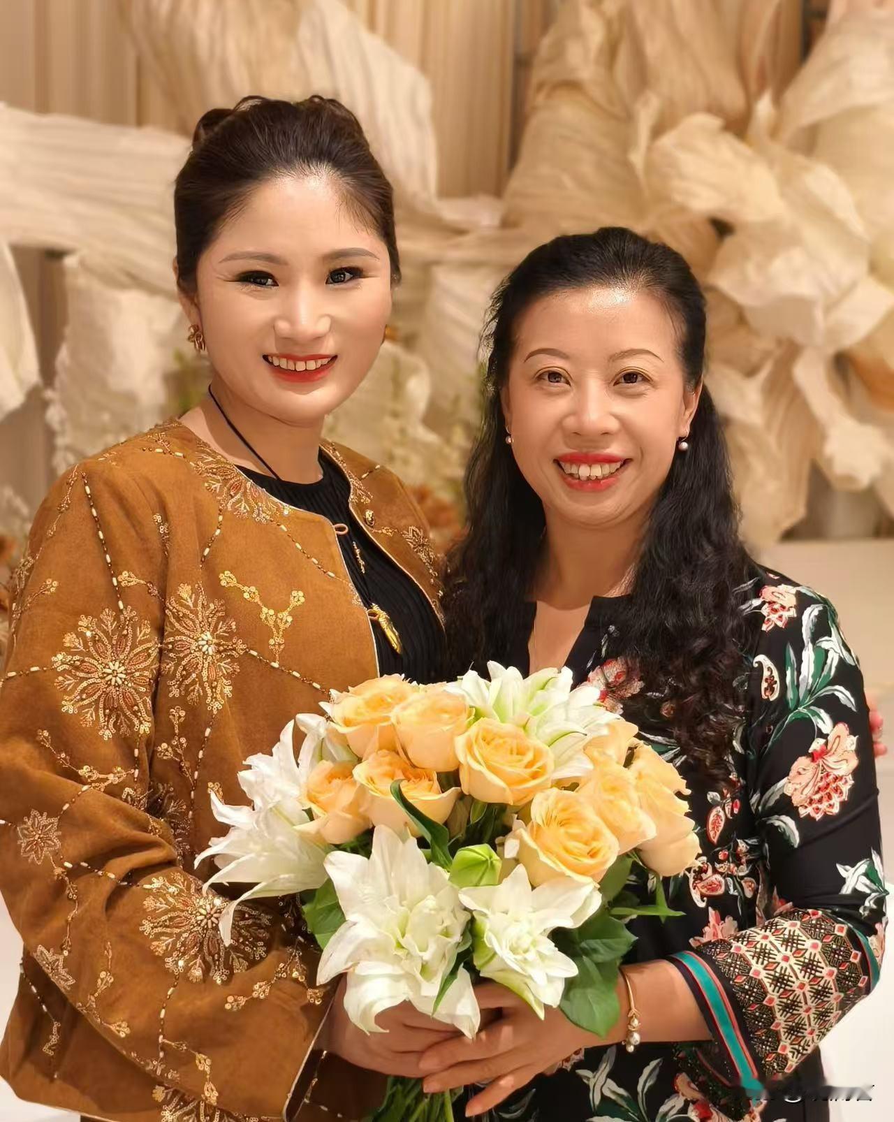 邻居有结婚之喜，见证邻居家升级为大家庭，开启人生新篇章。
一份新身份，一份新期盼