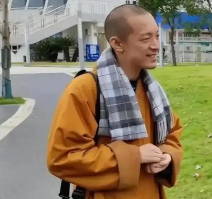 天才回到普通日子里，反而活得更稳了。

很多人第一次听到“陆知远”这个名字，还是