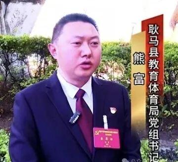 主席台上作报告，头头是道
媒体节目谈作风，面面俱到
清风网上讲廉洁，信誓旦旦
​