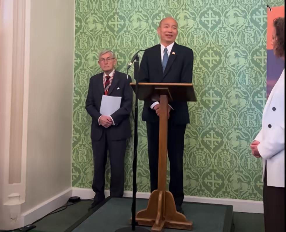 韩国瑜率团正在窜访英国。他在英国会的酒会演讲时竟然用英文喊出“绝不投降”！

据