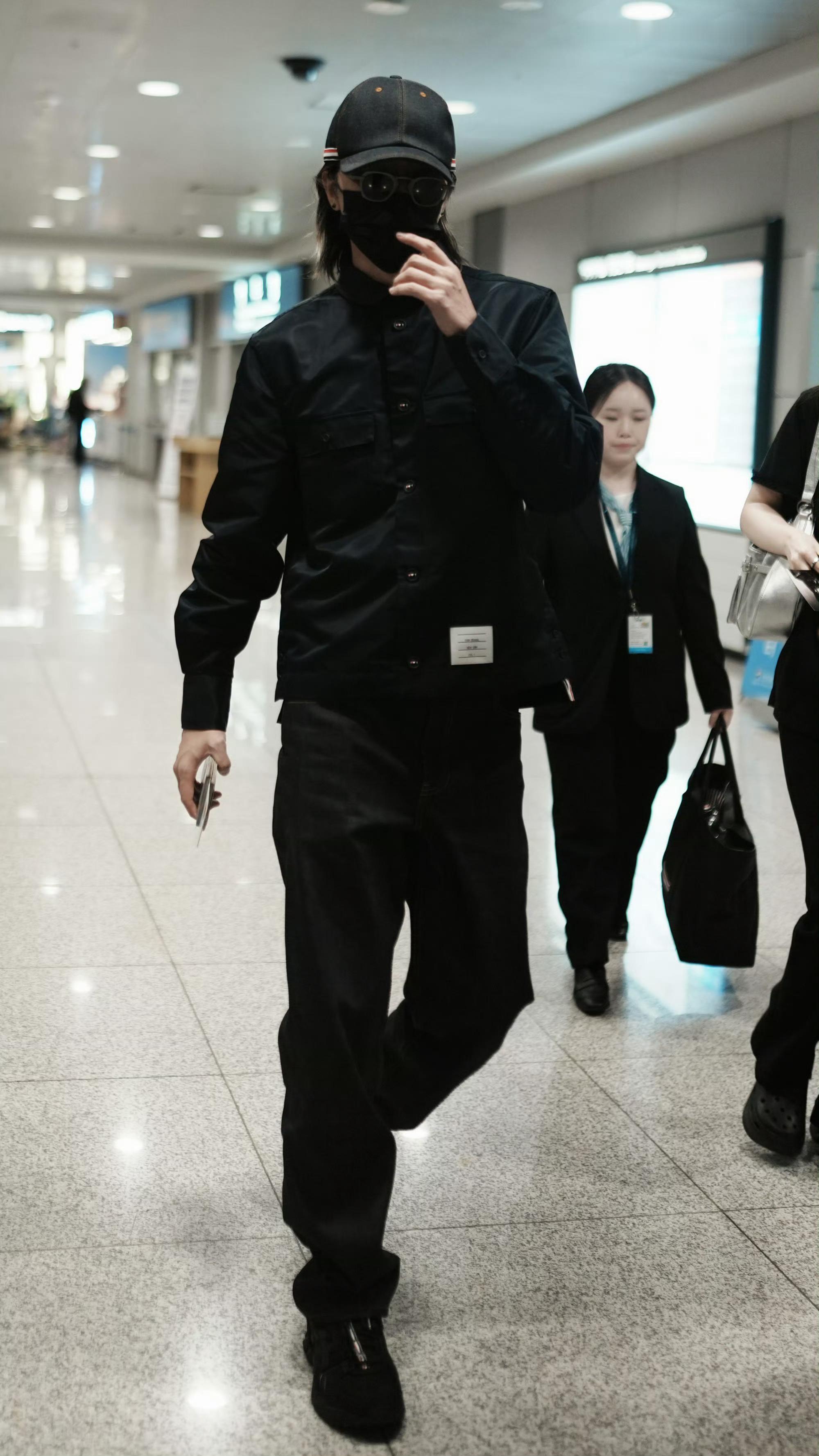 蔡徐坤启程米兰！🛫蔡徐坤一身all black look现身机场， 即将受邀出