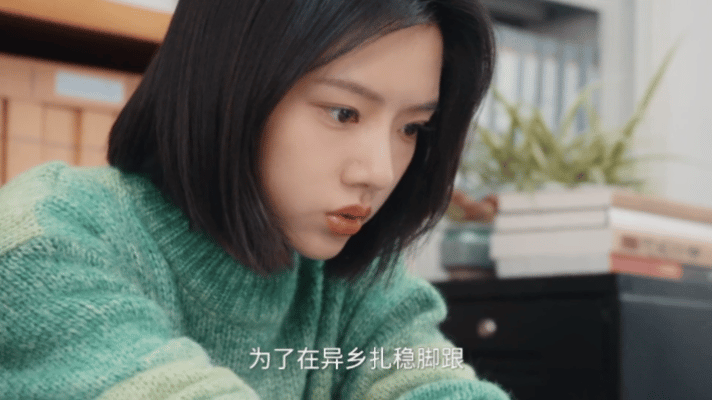 从指甲看主角是真穷生活如同一幅斑驳的画卷，而秦律的指甲便是那最真实的笔触。在《家