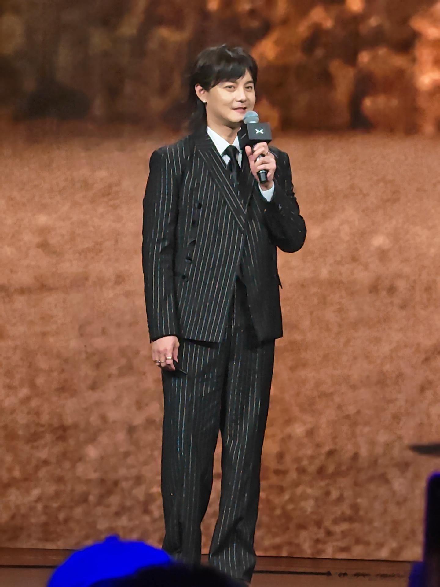尹正现身小鹏G9L发布会 小鹏G9L太会挑代言人了，这不袁华嘛！能看出来，尹正是