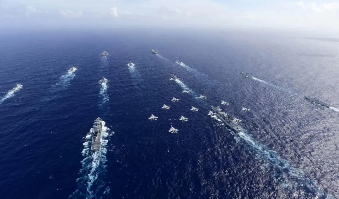 外媒：在南海某海域，“辽宁舰”与“山东舰”首次携手开展双航母编队演练，几十架战机