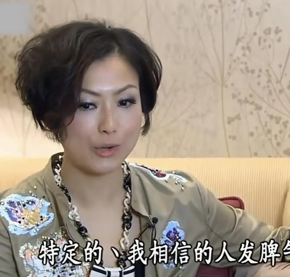 主持人：“听说你以前的脾气挺大的”   郑秀文：“对 但我只是向一些特定的 我相