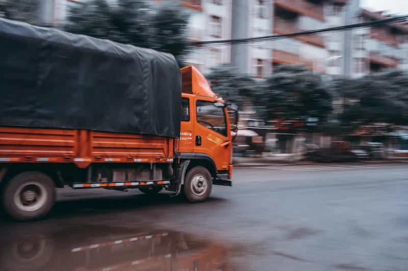 3月23日重庆，大货车绿灯起步被大爷乱闯马路逼停，大货车再起步时老太闯进盲区，不