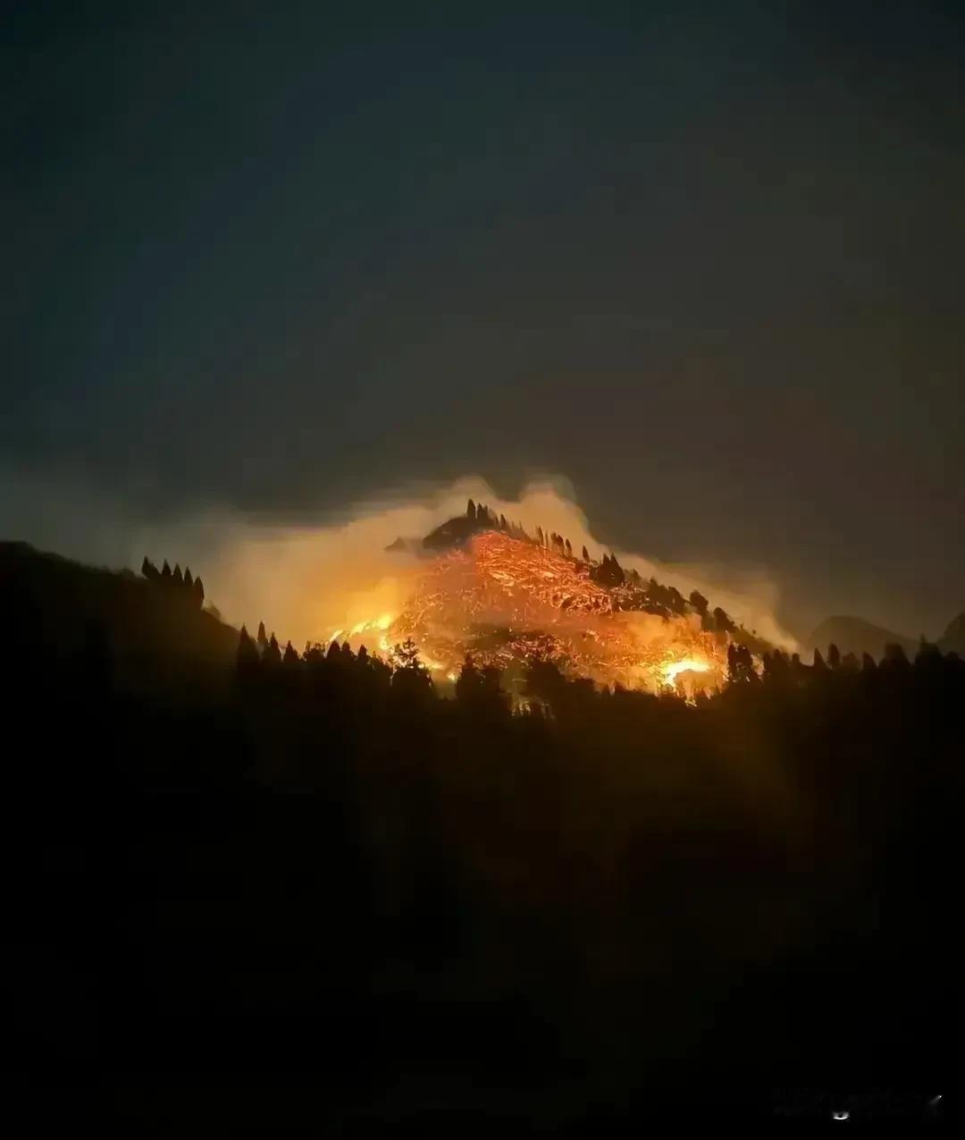 我是贵州的我来说下吧这次山火虽然离我家很远但是那些烧的灰尘已经到我家里了打开窗子