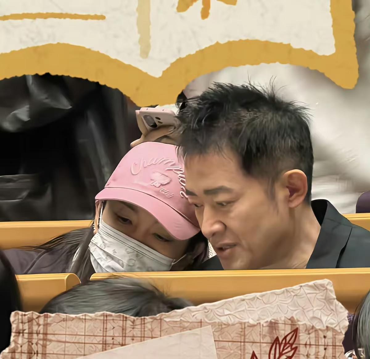 近日，53岁的任泉和李冰冰被网友拍到，一同去清华参加讲座。

时间真的不经用，年