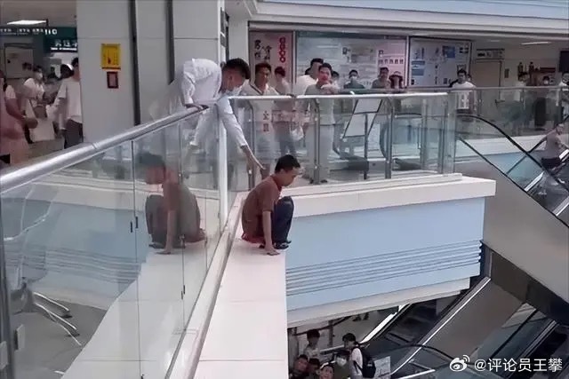 媒体应该还原性报道。但到现在广西那个新闻只有跳楼瞬间的视频，以及医院的通报。媒体
