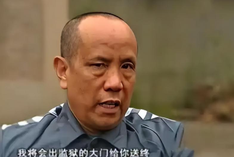 1988年，罪犯王金全趁狱警转身的空隙，一头钻进监区厕所的大便槽。从粪便槽内一寸