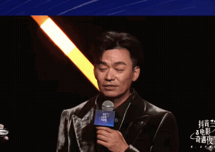王是娱乐圈为数不多让人黑不起来的明星之一吧！
那个从容上台拿金扫帚奖的男人，如今