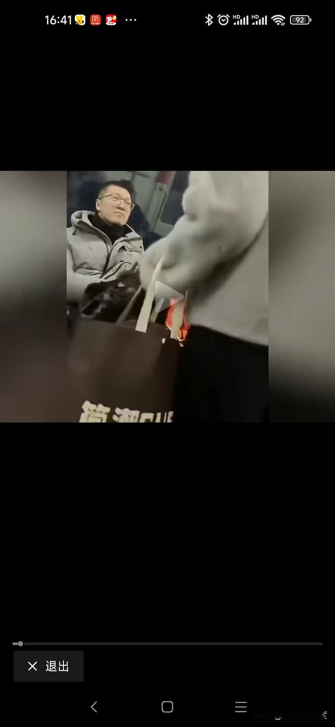 猪腰子脸女子地铁霸占三座别人提醒发飙
一名长着猪腰子脸的年轻女性，自称东西多但在