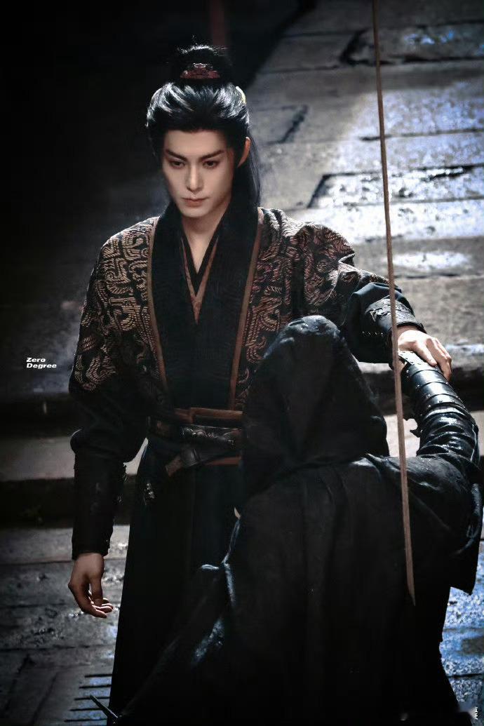 王鹤棣转刀快出残影王鹤棣这段以为是特效每一帧都充满极致的帅气与张力，王鹤棣右手稳