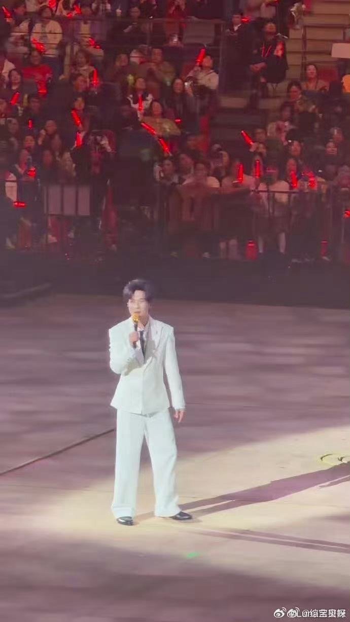 陈楚生被还烫小手整沉默了 点歌环节直接变成了喜剧现场，粉丝把海棠消瘦玩成了还烫小
