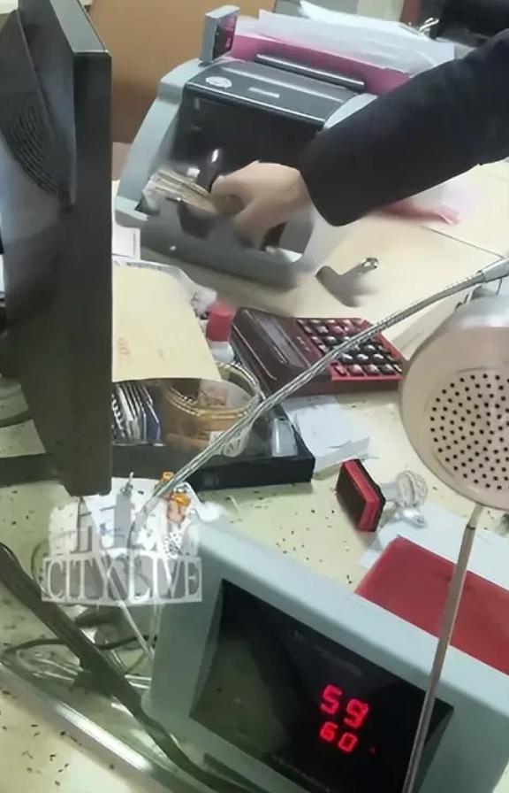 湖南娄底，女子去银行取300块钱，点钞机点了几遍都是60张。可就在柜员把钱递给她