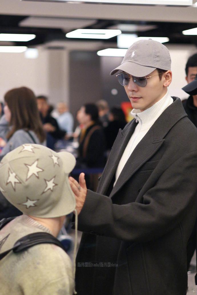 现在就出发归国嗑到了陈伟霆范丞丞兄弟情 现在就出发归国，陈伟霆帮范丞丞整理头发那