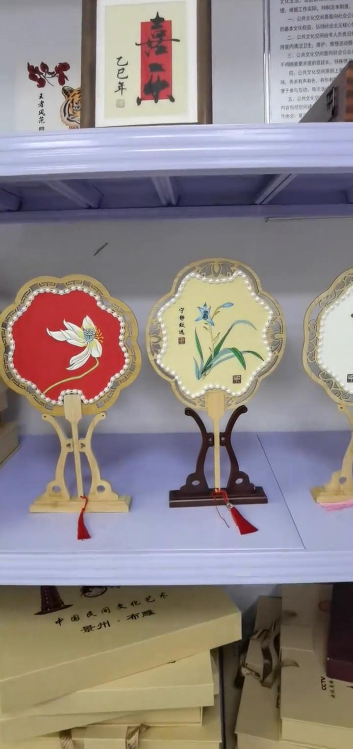 不雕画新品珍珠扇，这里面的内容就是布雕的。这是第一个作品，这是第二个作品，这是兰