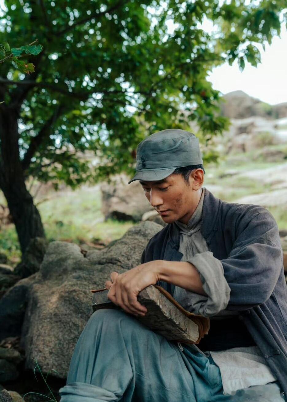 在《生万物》里，绣绣回忆往昔，费文典已无关紧要，可对费文典来说，绣绣、苏苏与嫂子