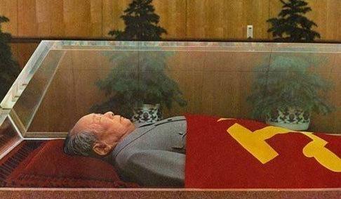 毛主席曾评价华国锋是讲老实话的老实人，这个老实人在毛主席去世后，做出了一个违背主