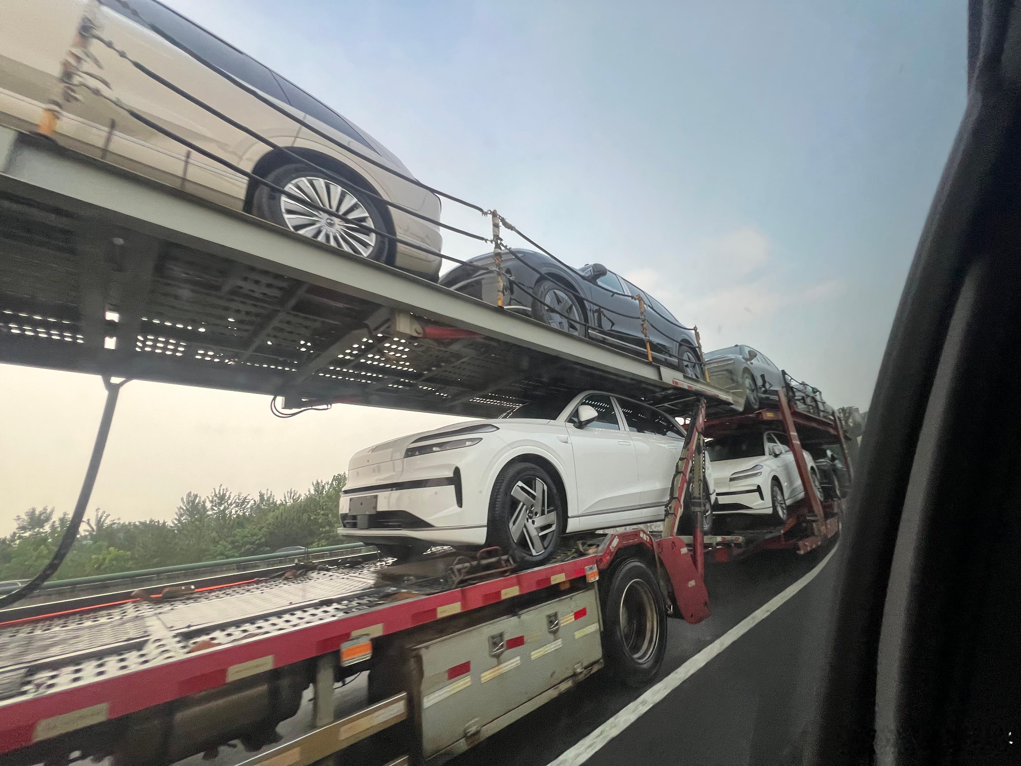 果然是一路的，刚才路上不断见到乐首L90发运的540+展车、超400+门店和路演