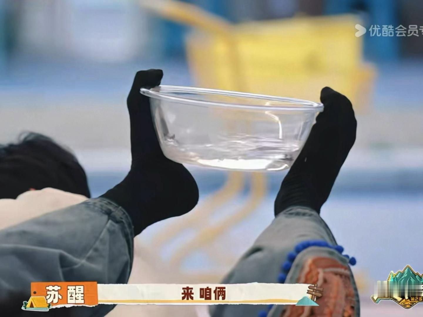 谁能懂这个长脚趾稳稳当当抓住水盆的喜感🤣🤣🤣 