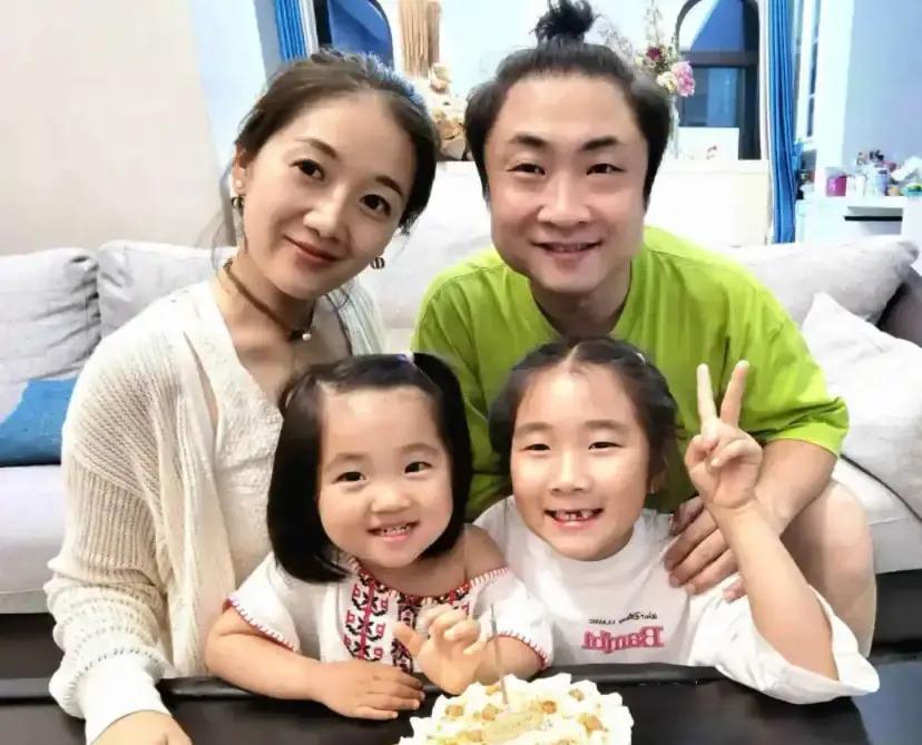 乔杉被拍到送小儿子去幼儿园，老婆莫丹素颜穿运动服，背个普通双肩包，俩人一点明星架