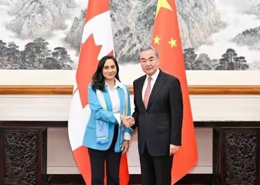 故意挑事？加舰穿越台海，恰逢外长访加，用意不简单
 
王外长即将出访加拿大，本是