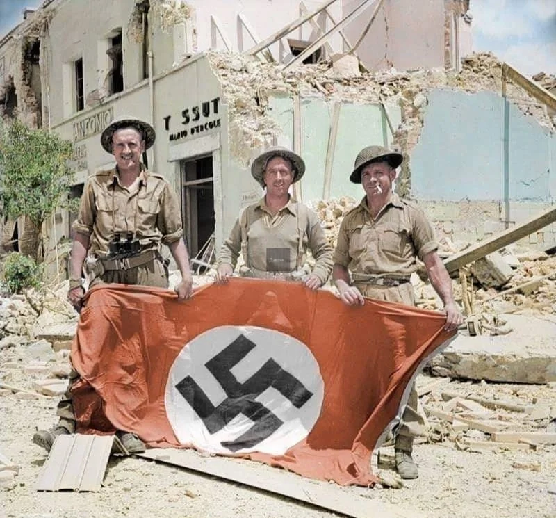 1944年5月，在意大利拉齐奥的利托里亚附近，3名英国第一步兵师第1侦...